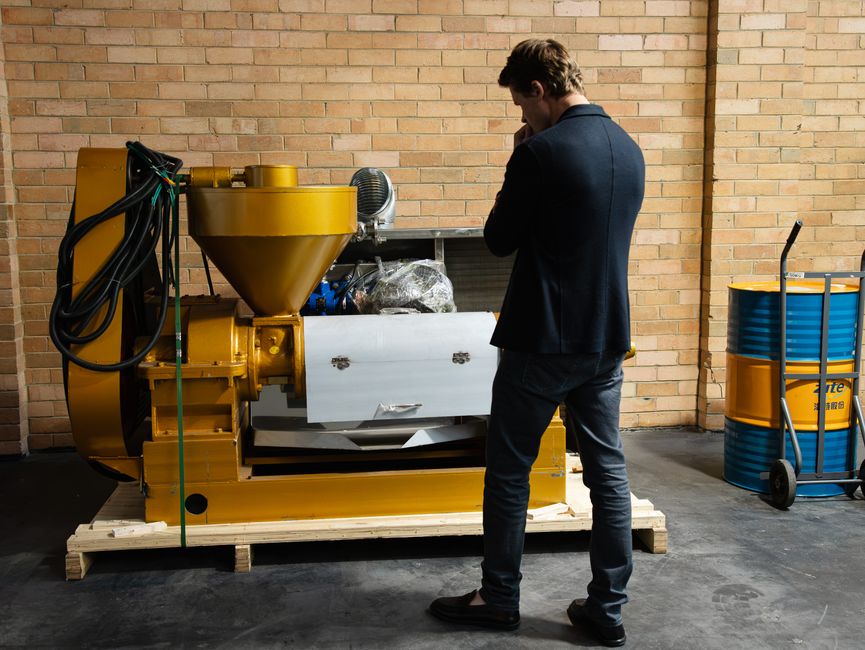 Poduzetnik pregledava industrijsku opremu u modernom skladištu
